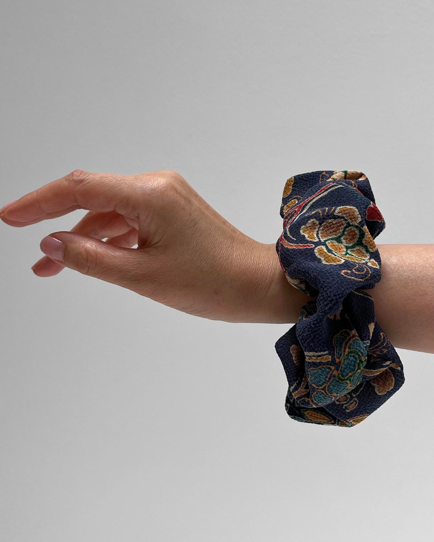 Bella Scrunchie - Waves and Roosters in Navy